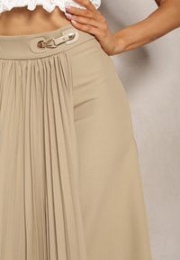 Renee - Beżowa Plisowana Spódnica Midi z Ozdobną Klamerką o Rozkloszowanym Kroju Galeasa. Okazja: na co dzień, na imprezę. Kolor: beżowy. Styl: casual