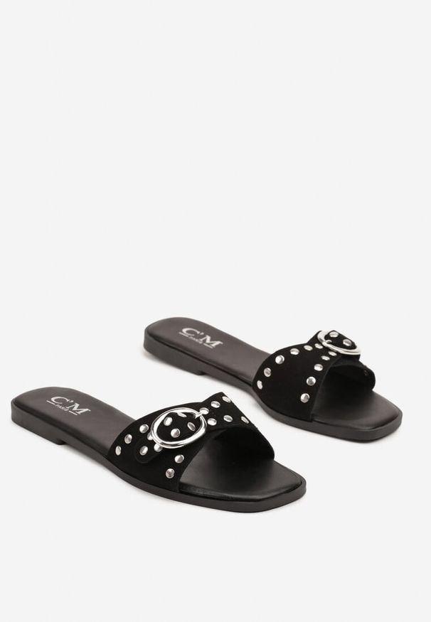 Born2be - Czarne Klapki Ozdobione Nitami i Klamrami Elritin. Okazja: na co dzień. Kolor: czarny. Wzór: aplikacja. Styl: elegancki, casual, klasyczny