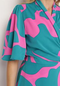 Born2be - Niebiesko-Różowa Kopertowa Sukienka z Wiązaniem w Pasie Raviara. Okazja: na co dzień, na spotkanie biznesowe. Kolor: niebieski. Długość rękawa: krótki rękaw. Typ sukienki: kopertowe. Styl: biznesowy, casual, elegancki #4