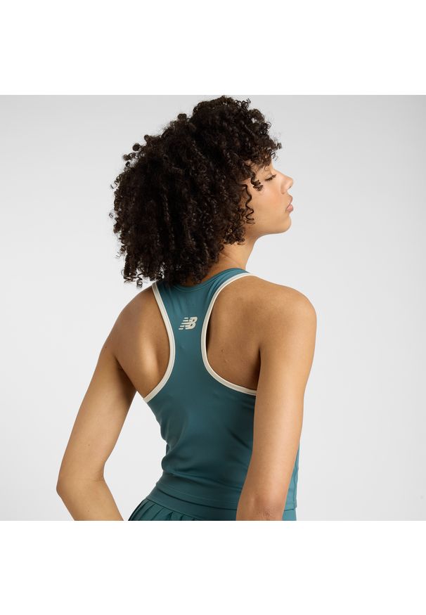 Koszulka damska New Balance WT51401NUS – niebieska. Kolor: niebieski. Materiał: poliester, tkanina, materiał. Wzór: aplikacja. Sport: tenis