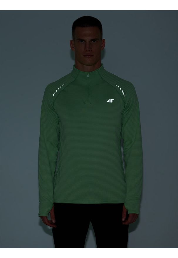 4f - 4F Bluza do biegania szybkoschnąca męska - zielona L. Typ kołnierza: bez kaptura, kołnierzyk stójkowy. Kolor: zielony. Materiał: dzianina, włókno, syntetyk, materiał, elastan. Długość rękawa: raglanowy rękaw. Długość: krótkie. Wzór: jednolity. Styl: klasyczny, sportowy. Sport: fitness, bieganie