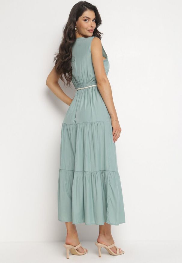 Born2be - Zielona Rozkloszowana Sukienka Maxi z Plecionym Sznurkiem w Talii Ralica. Typ kołnierza: kołnierz z falbankami. Kolor: zielony. Długość: maxi