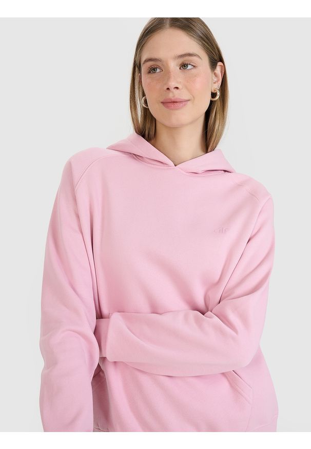 4f - 4F Bluza dresowa nierozpinana z kapturem damska - różowa XL. Okazja: na co dzień. Typ kołnierza: kaptur. Kolor: różowy. Materiał: dresówka. Długość rękawa: raglanowy rękaw. Wzór: gładki, ze splotem. Styl: sportowy, casual