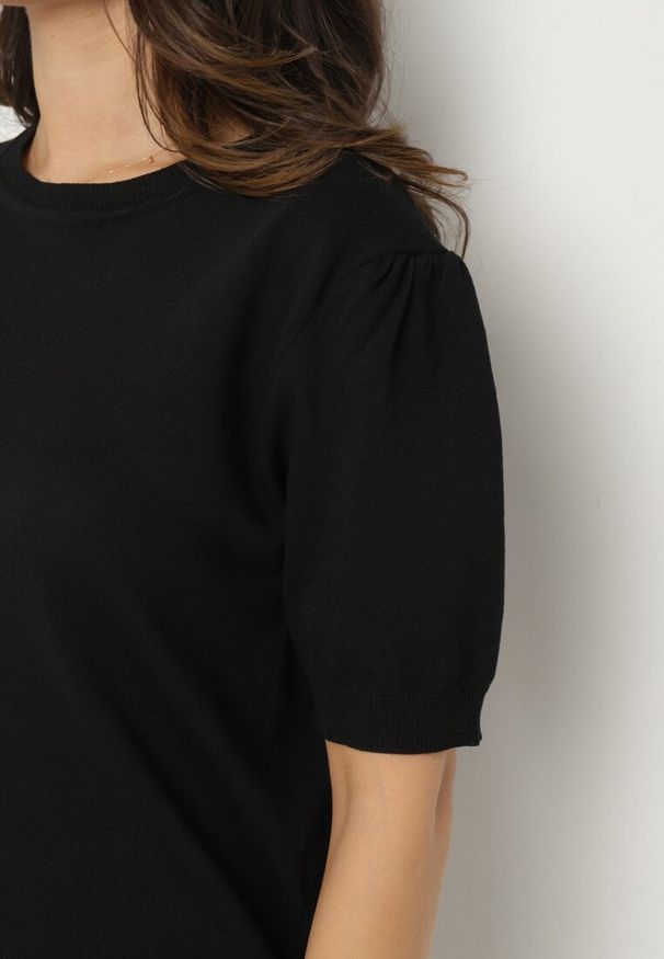 Born2be - Czarna Bluzka Sweterkowa z Lekko Bufiastymi Rękawami z Wiskozą Adeva. Okazja: na co dzień. Kolor: czarny. Materiał: wiskoza. Styl: elegancki, casual