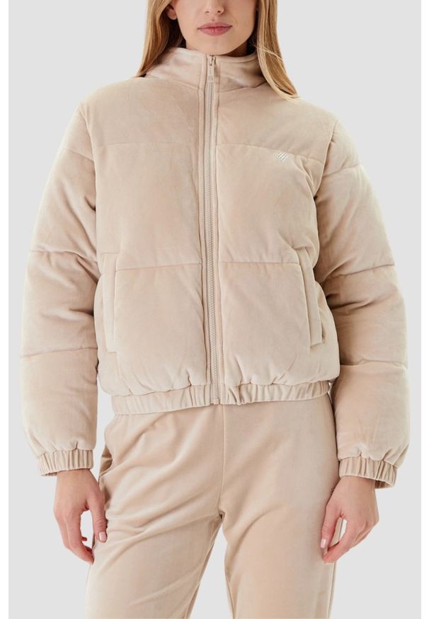Guess - GUESS Beżowa zamszowa damska kurtka Couture Puffer. Kolor: beżowy. Materiał: zamsz