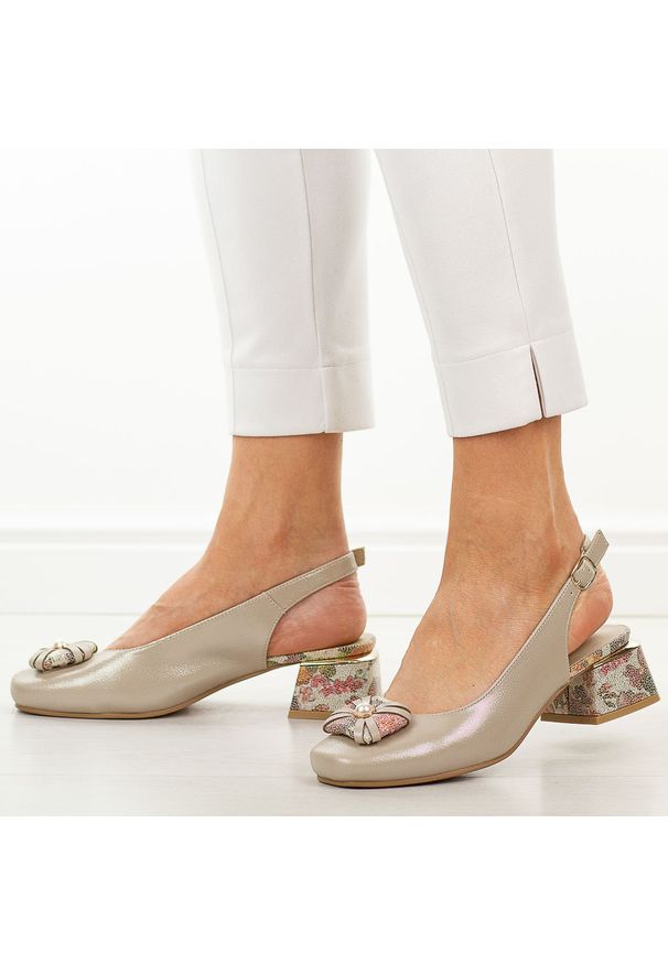 POTOCKI - Złote sandały damskie na obcasie Potocki 12814. Kolor: złoty. Materiał: skóra. Wzór: aplikacja. Sezon: wiosna, lato. Obcas: na obcasie. Styl: wizytowy, klasyczny, elegancki. Wysokość obcasa: średni