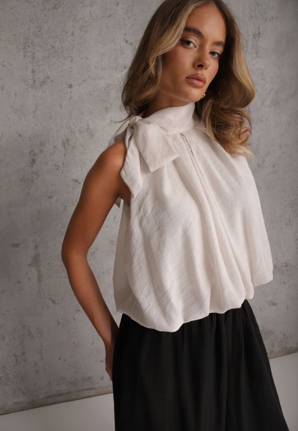 Renee - Beżowa Wiskozowa Bluzka z Dekoltem Halter i Wiązaniem Kasameia. Okazja: na co dzień. Typ kołnierza: dekolt halter. Kolor: beżowy. Materiał: wiskoza. Styl: casual