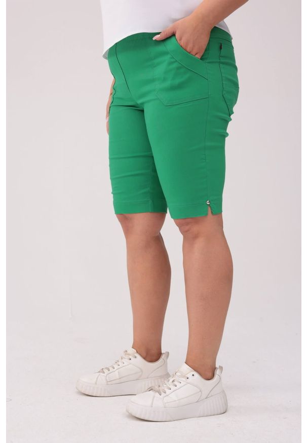 Nasi partnerzy - Komfortowe zielone spodnie bermudy PLUS SIZE XXL OVERSIZE. Kolekcja: plus size. Kolor: zielony. Materiał: tkanina, poliester, elastan, wiskoza, włókno. Długość: krótkie
