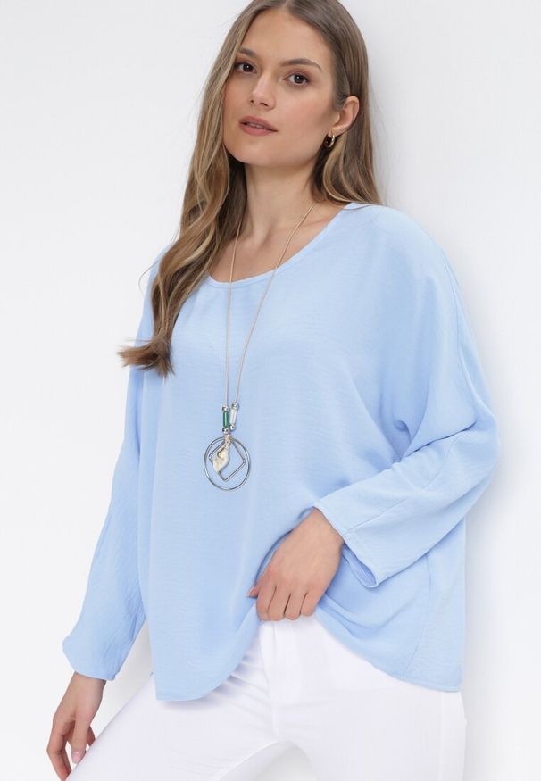Born2be - Jasnoniebieska Bluzka z Rękawami Typu Nietoperz z Naszyjnikiem Zonoane. Okazja: na co dzień. Kolor: niebieski. Styl: casual