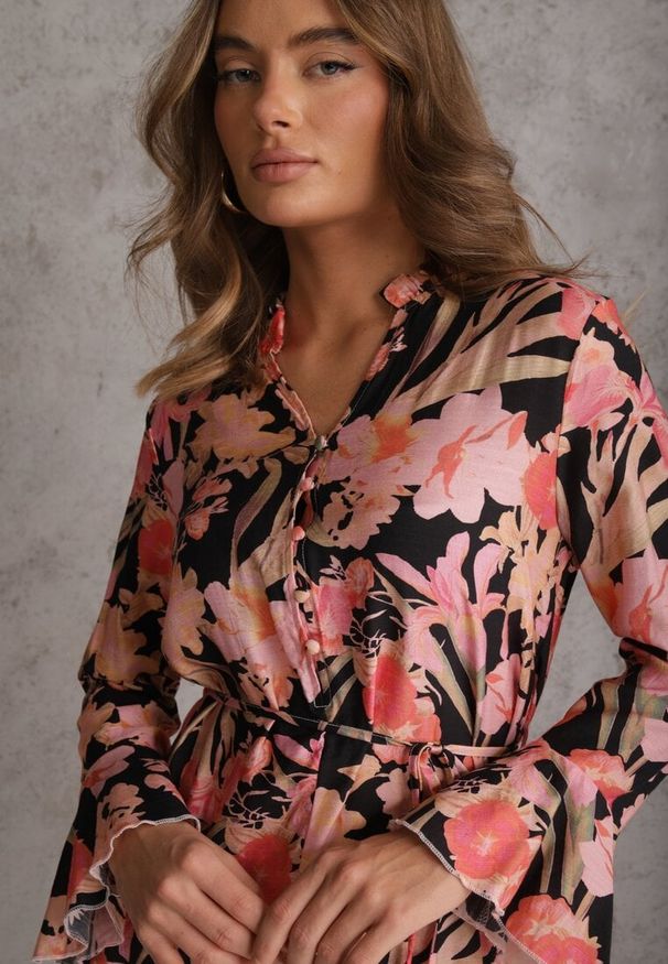 Renee - Czarna Sukienka z Wiskozy w Kwiatowy Print Ozdobiona Paskiem Asintena. Okazja: na co dzień. Kolor: czarny. Materiał: wiskoza. Wzór: kwiaty, nadruk, aplikacja. Styl: casual, elegancki