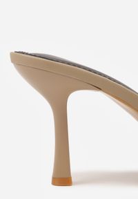 Born2be - Ciemnobeżowe Klapki na Szpilce z Otwartym Noskiem w Szpic Sewnessa. Okazja: na spotkanie biznesowe, do pracy. Nosek buta: otwarty. Kolor: beżowy. Materiał: jeans, koronka. Obcas: na szpilce. Styl: biznesowy, elegancki #3