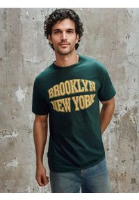 Sinsay - Bawełniana koszulka z napisem - zielony. Kolor: zielony. Materiał: bawełna. Wzór: napisy #1