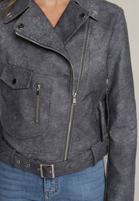 Born2be - Szara Kurtka Ramoneska z Kieszeniami i Paskiem z Klamrą Polvila. Okazja: na co dzień. Kolor: szary. Materiał: jeans. Długość rękawa: długi rękaw. Długość: długie. Styl: elegancki, casual, rockowy, klasyczny #4