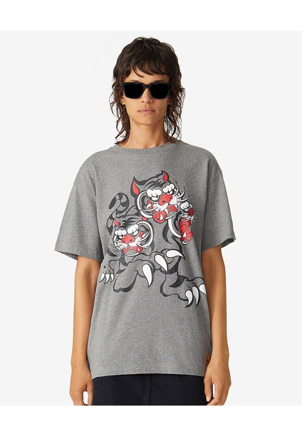 KENZO - Szary t-shirt z tygrysami Kenzo x Kansai Yamamoto. Kolor: szary. Materiał: bawełna. Wzór: aplikacja, nadruk. Styl: klasyczny