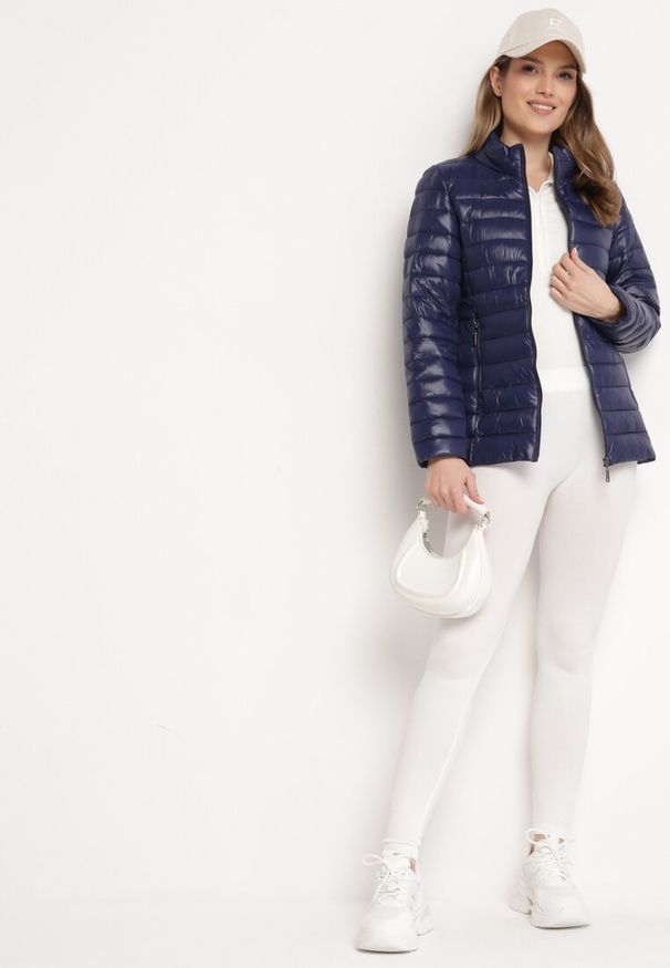 Born2be - Granatowa Kurtka Pikowana na Sezon Przejściowy Verlisa. Okazja: na co dzień. Typ kołnierza: bez kaptura. Kolor: niebieski. Styl: casual