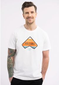 Volcano - T-shirt z printem, Comfort Fit, T-VOLCANO. Kolor: beżowy. Materiał: bawełna, materiał. Długość rękawa: krótki rękaw. Długość: krótkie. Wzór: nadruk