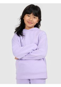 4f - 4F Bluza dresowa regular z kapturem dziewczęca - fioletowa 122 (6-7 lat). Okazja: na co dzień, na spacer, na uczelnię. Typ kołnierza: kaptur. Kolor: fioletowy. Materiał: dresówka. Sezon: lato. Styl: casual #1