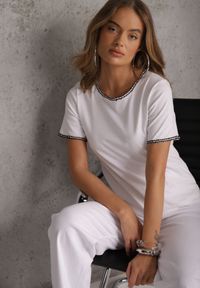 Renee - Biały T-shirt z Bawełny Zdobiony Lamówką z Metaliczną Nicią Petinope. Kolor: biały. Materiał: bawełna. Wzór: aplikacja #5