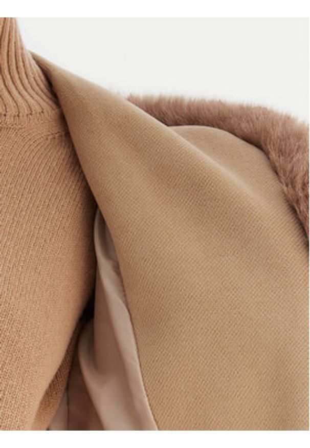 Rinascimento Płaszcz zimowy CFC0126714003 Beżowy Regular Fit. Kolor: beżowy. Materiał: syntetyk. Sezon: zima