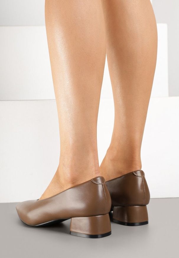 Renee - Ciemnobeżowe Czółenka na Słupku Vices ze Skórzaną Wkładką Alinire. Kolor: beżowy. Materiał: skóra. Obcas: na słupku. Styl: elegancki