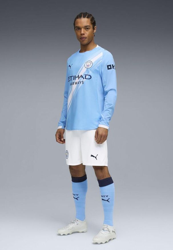 Puma - Męska autentyczna koszulka domowa z długim rękawem Manchester City 25/26 PUMA. Kolor: biały, wielokolorowy, niebieski. Długość rękawa: długi rękaw. Długość: długie. Wzór: aplikacja, paski
