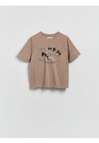Reserved - Bawełniany t-shirt z nadrukiem - brązowy. Kolor: brązowy. Materiał: bawełna. Wzór: nadruk