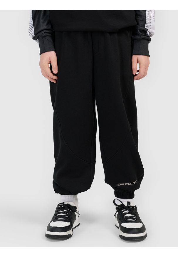 4f - 4F Spodnie dresowe joggery chłopięce - czarne 146/152 (10-12 lat). Okazja: na co dzień, na spacer, na uczelnię. Kolor: czarny. Materiał: dresówka. Sezon: lato. Styl: casual