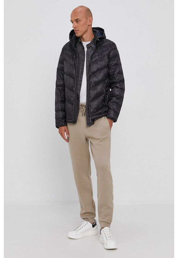 Guess - Kurtka. Okazja: na co dzień. Kolor: czarny. Materiał: włókno, puch. Styl: casual
