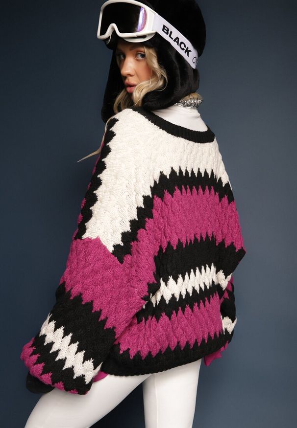 Renee - Fuksjowy Oversize Sweter z Trójkątnym Dekoltem z Ozdobnej Dzianiny Klinerda. Kolor: różowy. Materiał: dzianina. Wzór: kolorowy. Sezon: zima, jesień
