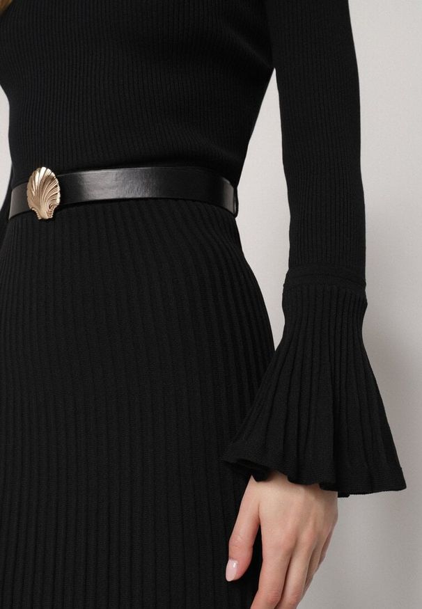 Born2be - Czarna Sukienka Dzianinowa z Wiskozą z Rozszerzanymi Rękawami i Paskiem Retelva. Okazja: na randkę, na co dzień. Kolor: czarny. Materiał: wiskoza, dzianina. Styl: elegancki, casual, klasyczny