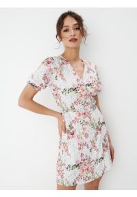 Mohito - Kopertowa sukienka mini w kwiaty - Biały. Kolor: biały. Wzór: kwiaty. Typ sukienki: kopertowe. Długość: mini #2