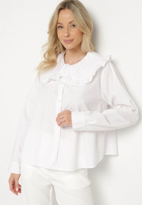 Born2be - Biała Koszula z Bawełny Ozdobiona Kołnierzykiem Fulinea. Okazja: na spacer, na spotkanie biznesowe, na co dzień. Kolor: biały. Materiał: bawełna. Długość rękawa: długi rękaw. Długość: długie. Wzór: aplikacja. Styl: casual, biznesowy