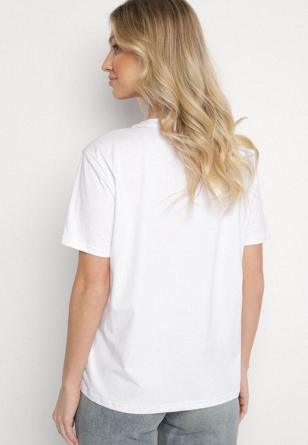 Born2be - Biały Bawełniany T-shirt z Odpinanym Łańcuszkiem Imitującym Naszyjnik Mohna. Okazja: na co dzień. Kolor: biały. Materiał: bawełna. Wzór: aplikacja. Sezon: lato, wiosna. Styl: elegancki, casual
