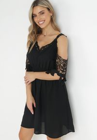 Born2be - Czarna Sukienka Mini Hiszpanka na Ramiączkach z Koronkowymi Rękawami i Gumką w Pasie Giovati. Okazja: na co dzień. Typ kołnierza: dekolt hiszpanka. Kolor: czarny. Materiał: koronka. Długość rękawa: na ramiączkach. Styl: casual. Długość: mini #4
