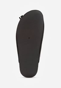 Renee - Czarne Klapki VICES Mule Ozdobione Frędzlami Koralikami i Kokardą Eathelena. Okazja: na plażę. Kolor: czarny. Wzór: aplikacja. Sezon: lato #4