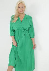 Born2be - Zielona Plisowana Sukienka Maxi z Kopertowym Dekoltem i Wiązaniem w Talii Lariah. Kolekcja: plus size. Kolor: zielony. Materiał: materiał. Typ sukienki: kopertowe. Długość: maxi