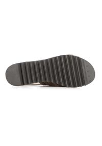 Wittchen - Damskie sandały zamszowe na platformie beżowe. Nosek buta: okrągły. Zapięcie: pasek. Kolor: beżowy. Materiał: zamsz, skóra. Wzór: aplikacja, kropki, paski. Sezon: lato. Obcas: na platformie. Styl: elegancki #9