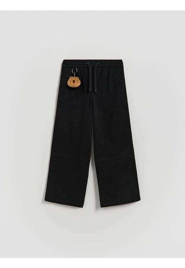 Reserved - Spodnie z breloczkiem - czarny. Kolor: czarny. Materiał: bawełna, tkanina