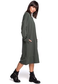 BE - Bawełniana długa sukienka dresowa oversize zielona. Kolor: zielony. Materiał: bawełna, dresówka. Typ sukienki: oversize. Długość: maxi
