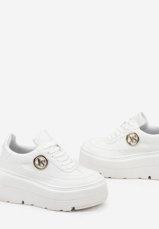 Born2be - Białe Sneakersy Vices na Platformie Zdobione Okrągłą Aplikacją Wodvire. Okazja: na spacer, na co dzień. Nosek buta: okrągły. Kolor: biały. Materiał: jeans. Szerokość cholewki: normalna. Wzór: aplikacja. Obcas: na platformie. Sport: turystyka piesza