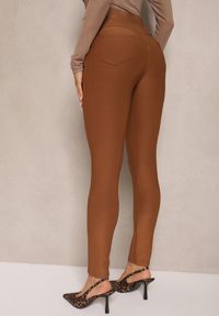 Renee - Jasnobrązowe Dopasowane Spodnie High Waist z Gumką w Talii Rivbia. Okazja: na co dzień. Stan: podwyższony. Kolor: brązowy. Styl: klasyczny, elegancki, casual #3
