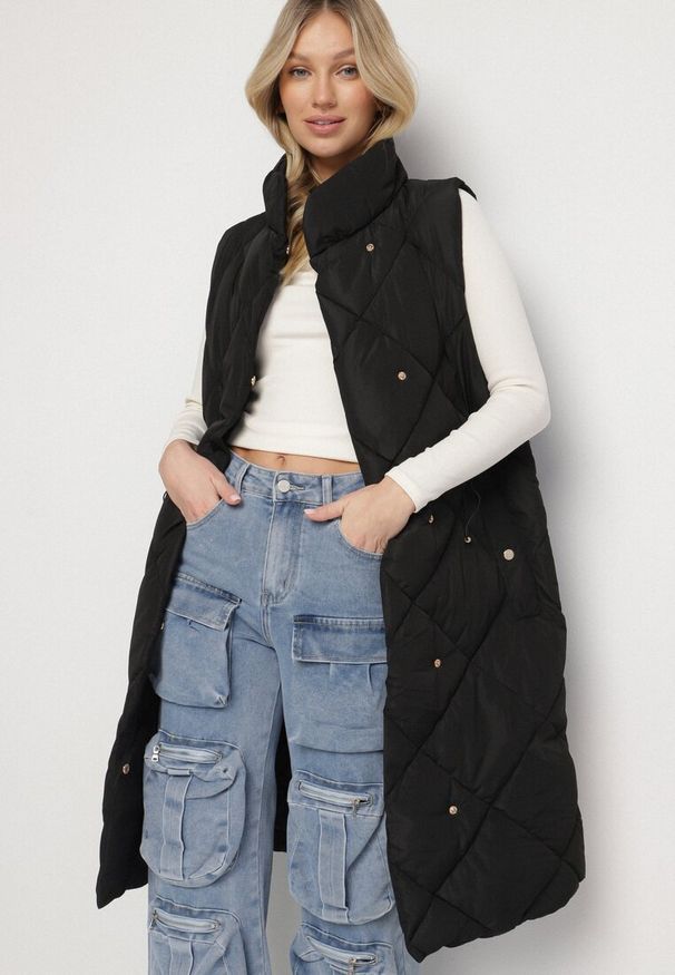 Born2be - Czarna Pikowana Kamizelka o Długim Kroju ze Stójką i Kieszeniami Avatheia. Okazja: na co dzień. Typ kołnierza: kołnierzyk stójkowy. Kolor: czarny. Materiał: jeans. Długość: długie. Wzór: aplikacja. Styl: elegancki, casual, klasyczny