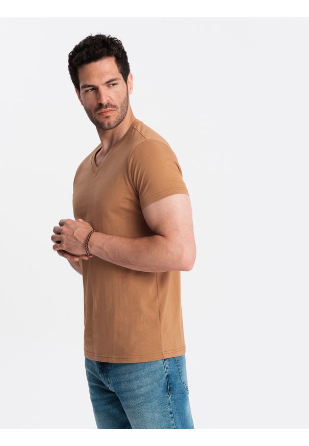 Ombre Clothing - Męska klasyczna bawełniana koszulka z dekoltem w serek BASIC – brązowa V9 - Rozmiar: L. Typ kołnierza: dekolt w serek. Kolor: brązowy. Materiał: bawełna. Wzór: ze splotem, jednolity. Styl: klasyczny
