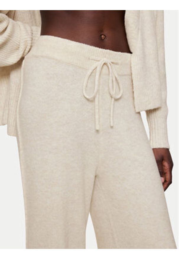 Triumph Spodnie materiałowe Amourette Cozy 10225058 Écru Regular Fit. Materiał: syntetyk