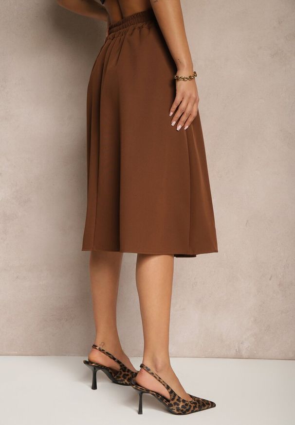 Renee - Jasnobrązowa Spódnica o Rozkloszowanym Fasonie Midi Oncene. Okazja: na randkę, na co dzień. Kolor: brązowy. Styl: casual, elegancki