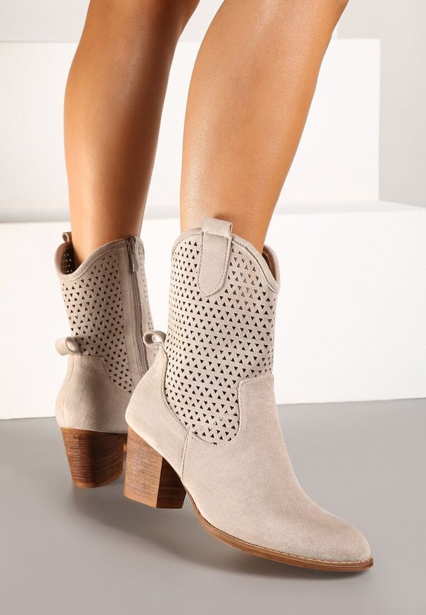 Born2be - Jasnobeżowe Ażurowe Botki Vices na Obcasie Ozdobione Paskami Mirfedi. Zapięcie: pasek. Kolor: beżowy. Materiał: jeans. Wzór: ażurowy, aplikacja. Obcas: na obcasie. Styl: elegancki, wizytowy. Wysokość obcasa: średni