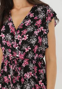 Born2be - Czarno-Różowa Sukienka z Wiskozy Actamia. Okazja: na co dzień. Typ kołnierza: kokarda, kołnierz z falbankami. Kolor: czarny. Materiał: wiskoza. Wzór: kwiaty. Typ sukienki: proste. Styl: casual. Długość: mini #5