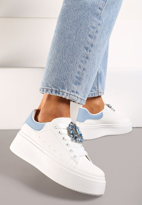 Born2be - Biało-Niebieskie Sneakersy na Platformie z Perforacją i Ozdobnym Kamieniem Dilhela. Okazja: na co dzień. Nosek buta: okrągły. Zapięcie: sznurówki. Kolor: biały. Materiał: jeans, materiał. Obcas: na platformie. Wysokość obcasa: niski