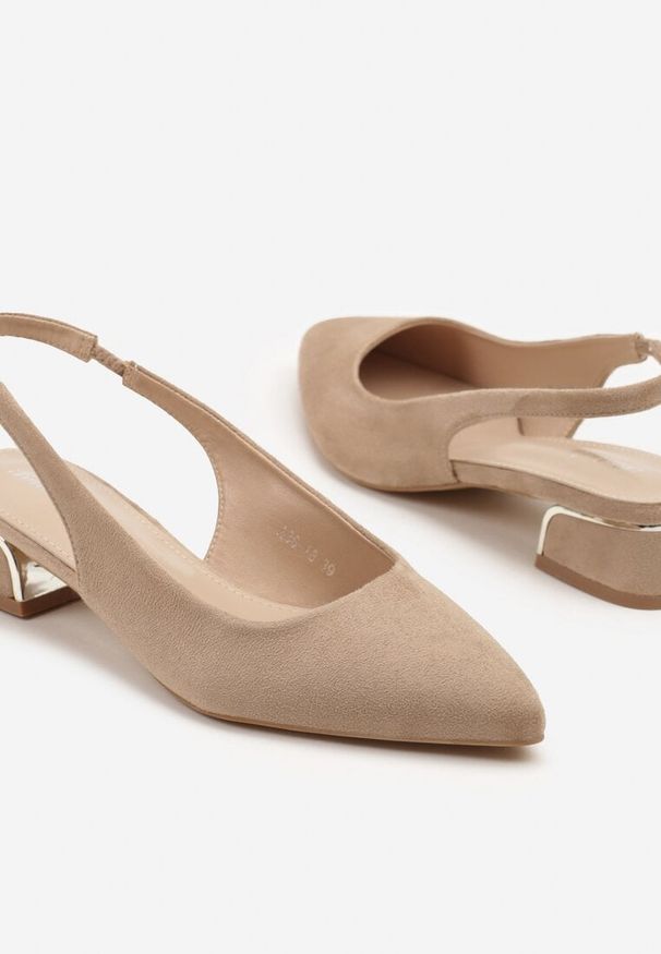 Renee - Ciemnobeżowe Sandały Typu Slingback z Metaliczną Ozdobą Helmio. Okazja: na co dzień. Zapięcie: sprzączka. Kolor: beżowy. Materiał: jeans. Wzór: aplikacja. Styl: casual, elegancki