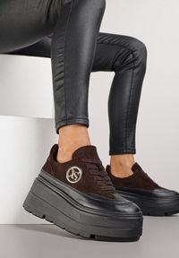Renee - Brązowe Chunky Sneakersy Vices na Platformie z Okrągłym Detalem Sedvira. Okazja: na spacer. Nosek buta: okrągły. Kolor: brązowy. Materiał: jeans, koronka, skóra. Obcas: na platformie. Sport: turystyka piesza